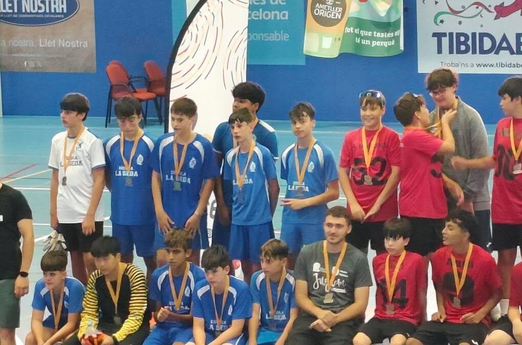 Els infantils de l’Escola La Seda brillen al futbol sala: campions del Baix Llobregat i subcampions de Catalunya