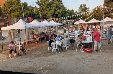 Un sopar sota les estrelles uneix el barri de Sant Cosme