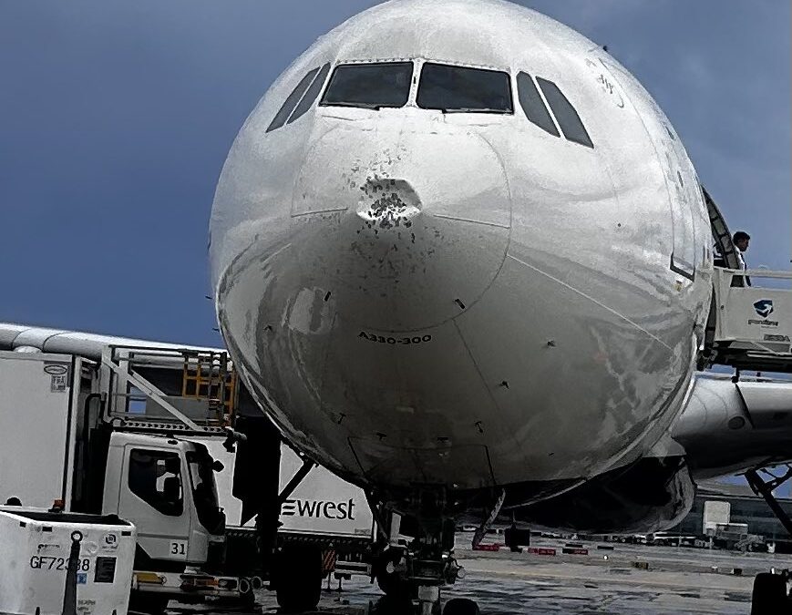 Un vol amb destí als Estats Units torna d’emergència a l’aeroport del Prat després d’un fort impacte de calamarsa