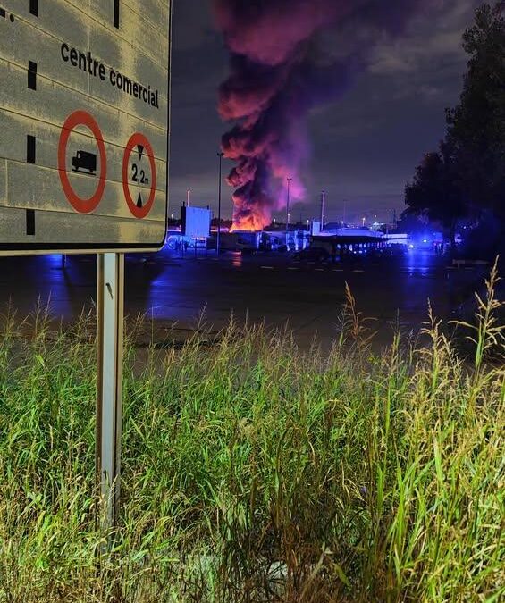 Incendi d’un camió a l’aparcament del Carrefour