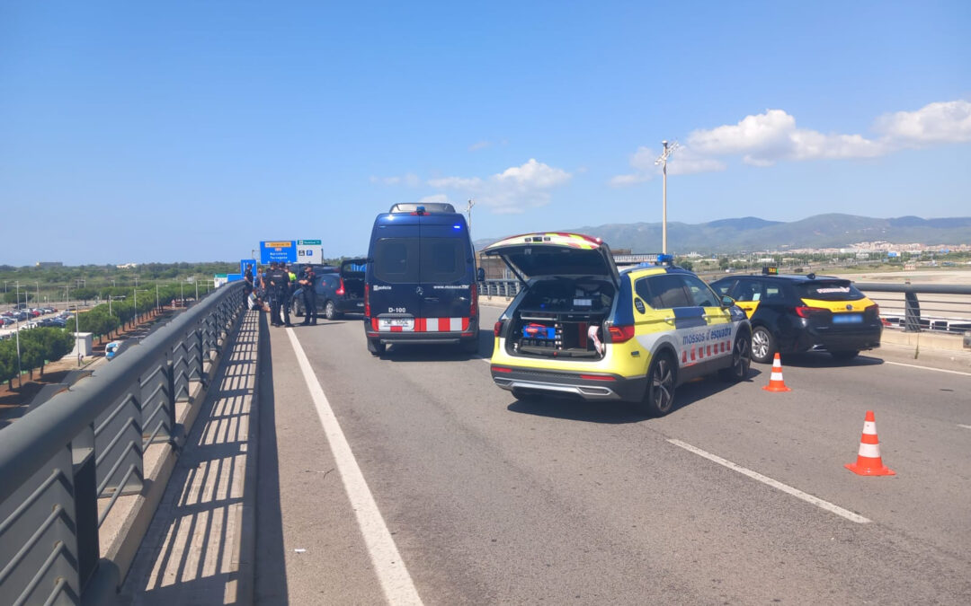 Operació policial al Prat destapa una xarxa d’empreses d’aparcament irregulars