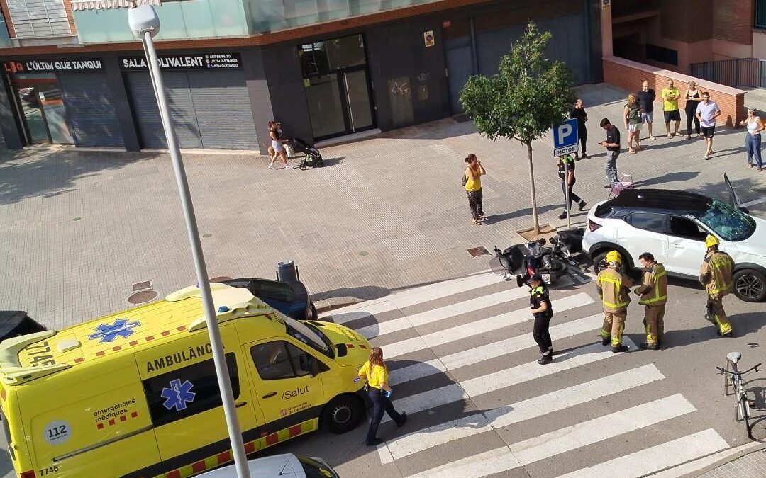 Un cotxe xoca al carrer Bruguers del Prat i mamelt diversos vehicles aparcats