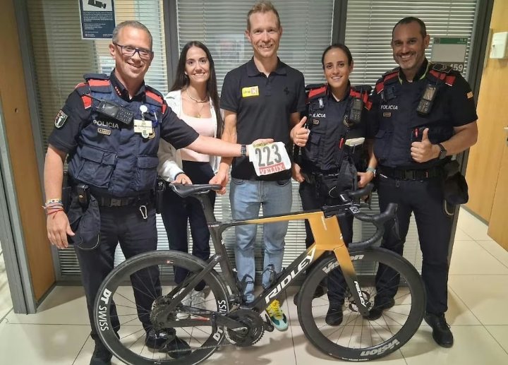 Magnus Cort recupera la seva bicicleta robada a l’aeroport gràcies als Mossos