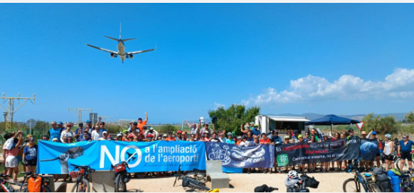 Una concentració contra l’ampliació de l’aeroport tanca l’Ecomarxa al Delta del Llobregat