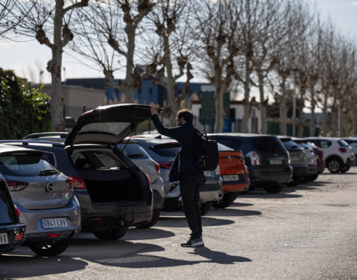 L’enfrontament amb el aparcaxotxes ilegals arriba al nucli urbà