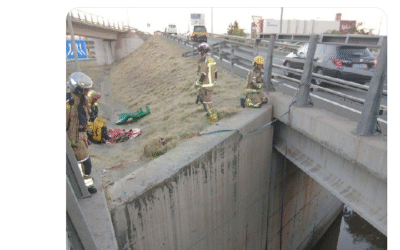 Rescaten un conductor de 72 anys després de caure amb el cotxe a un canal al Prat de Llobregat