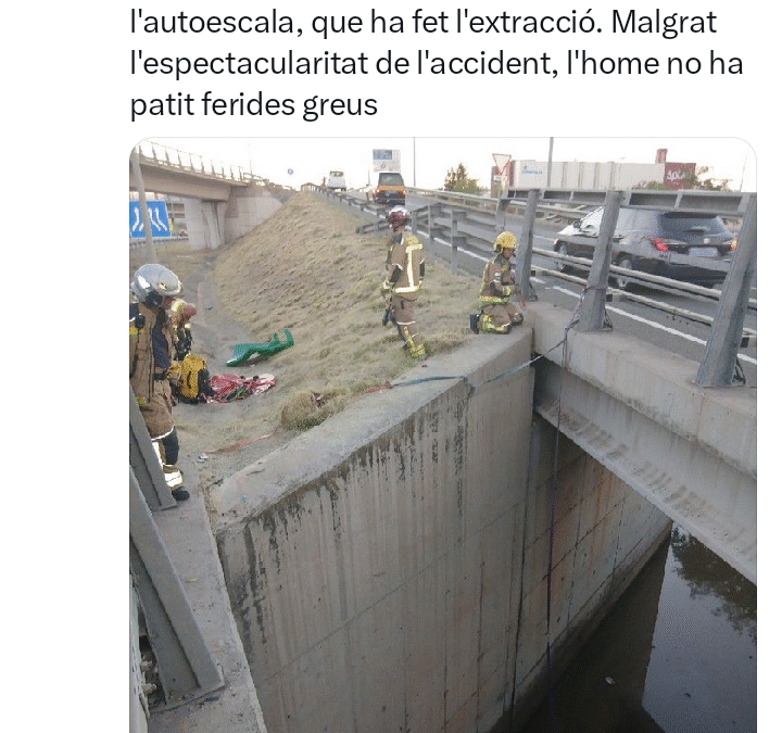 Rescaten un conductor de 72 anys després de caure amb el cotxe a un canal al Prat de Llobregat