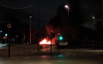 Incendi d’un vehicle a la rotonda de la Nissan a primera hora del matí