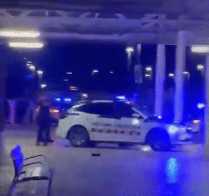 Aldarulls i dispositiu policial a la Festa Major del Prat: dos detinguts, armes requisades i prop de 200 identificats