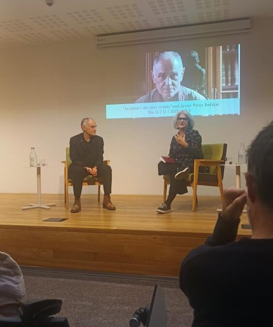 Javier Pérez Andújar reflexiona sobre la ciutat com a escenari literari en el cicle Diàlegs