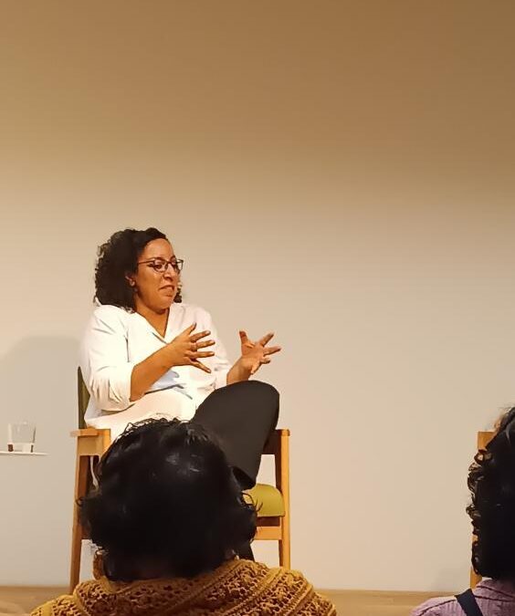 Najat El Hachmi comparteix al Prat els seus rituals d’escriure en una trobada íntima i reflexiva