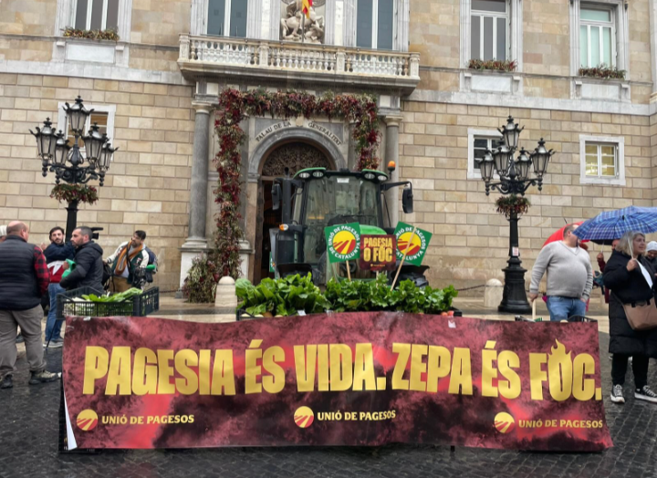 Tractors del Baix Llobregat arriben a Barcelona contra l’ampliació de la ZEPA al Parc Agrari