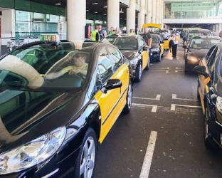 Batuda a l’Aeroport contra els taxistes il·legals: una operació que destapa vulnerabilitats i pràctiques irregulars