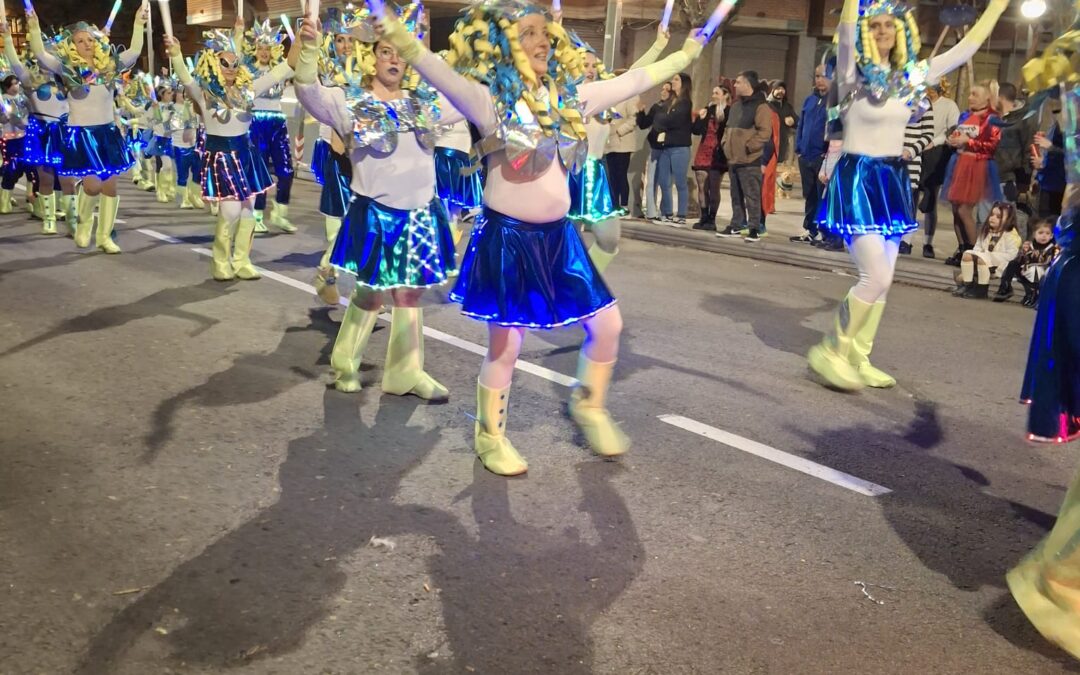 La Rua de Carnaval omple de color i alegria els carrers del Prat