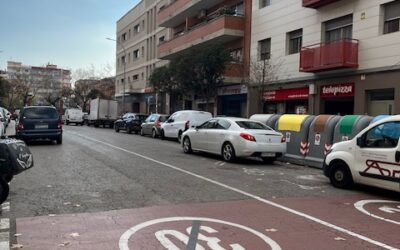 Problemas de seguridad vial por aparcamientos indebidos en línea continúa