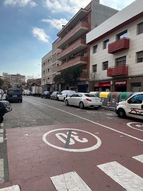 Problemas de seguridad vial por aparcamientos indebidos en línea continúa