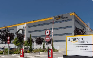 Amazon prova al Prat un robot que redueix la càrrega de pes dels operaris