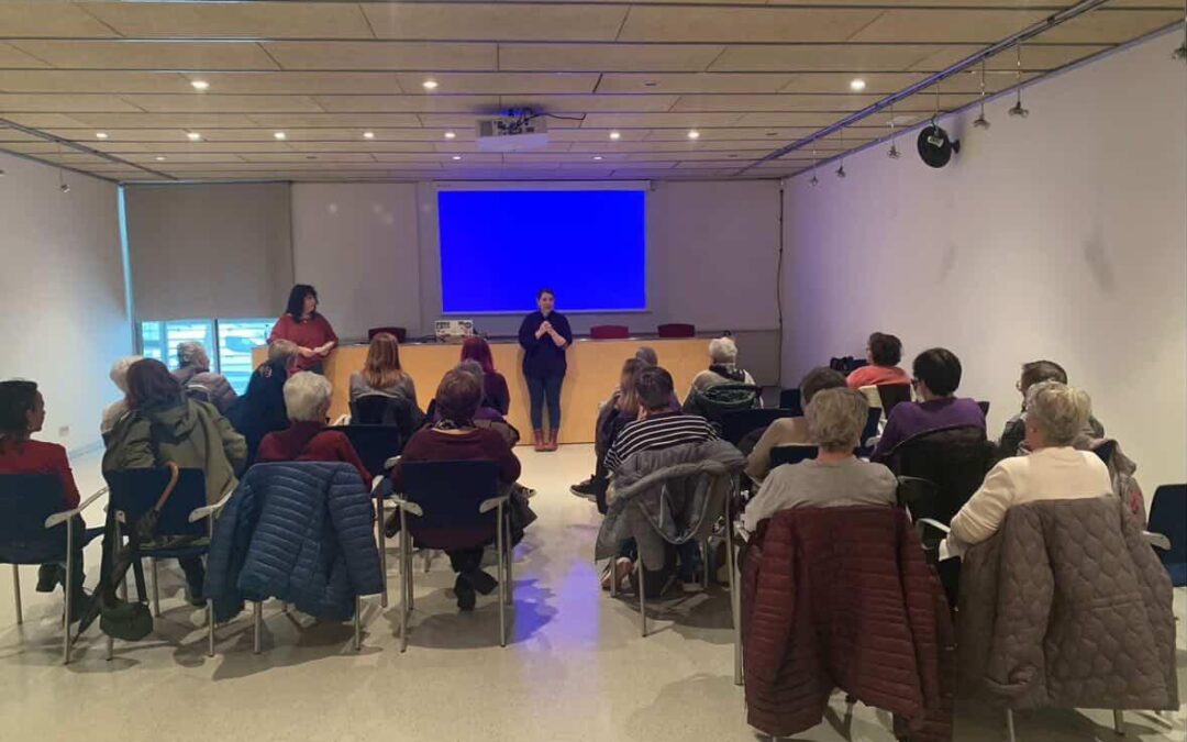 El Prat reflexiona sobre el paper de les dones als barris en un videofòrum ple de vivències