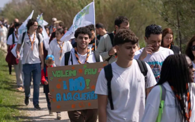 Més de 500 persones del Baix Llobregat s’uneixen en una marxa per la pau pel riu Llobregat