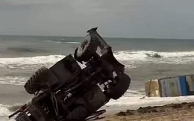 Un tractor bolca a la platja de la Roberta durant una operació ambiental
