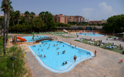 Una piscina lúdica al aire libre para el verano