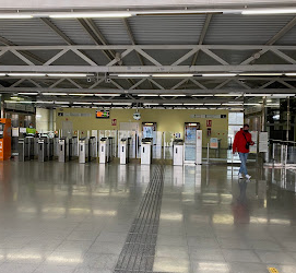 Un acceso imposible para familias en la estación del Prat