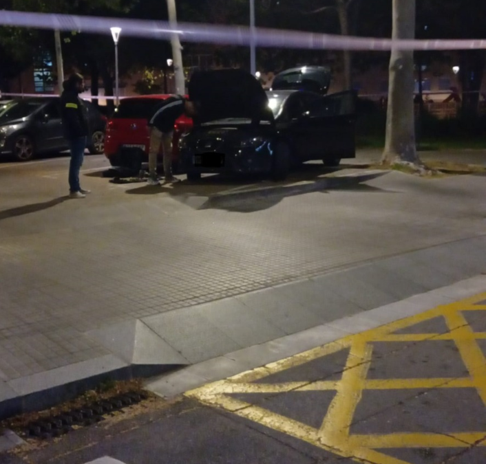 Un avís de soroll al cotxe activa el protocol antiexplosius al Prat i manté tallat el carrer fins passada la una de la matinada