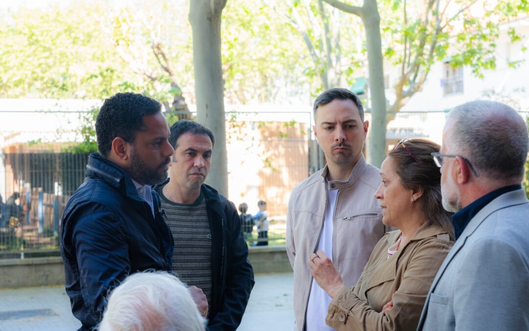 Ignacio Garriga visita el Remolar Sud i denuncia deteriorament mentre l’Ajuntament defensa la millora progressiva del bloc