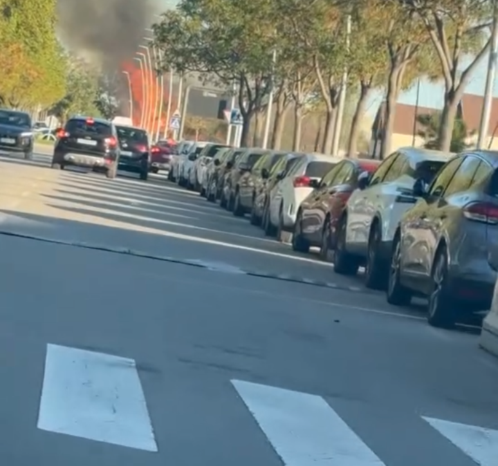 Incendi de matolls al camí de la platja sense ferits ni afectació a l’aeroport