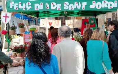 Sant Jordi omple la plaça de la Vila i els carrers del voltant amb llibres, roses i cultura popular