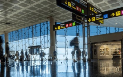 Més de 3.200 passatgers utilitzen el distintiu de discapacitats invisibles a l’aeroport del Prat durant el 2025