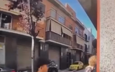 Una dona gran pateix un robatori amb violència mentre entrava a casa seva al Prat