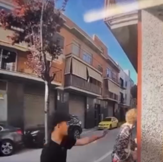 Una dona gran pateix un robatori amb violència mentre entrava a casa seva al Prat