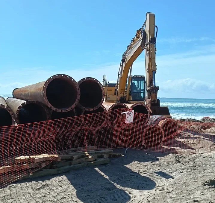 Els treballs d’aportació de sorra entren en la fase final a la platja del Prat
