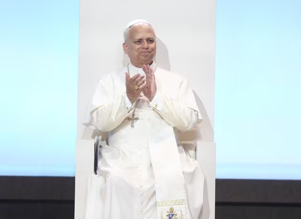 El Papa León XIV aterra al Prat amb una rebuda institucional marcada per la solemnitat