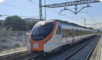 Restablerta la circulació de la R2 entre el Prat i l’aeroport després d’un incendi de matolls