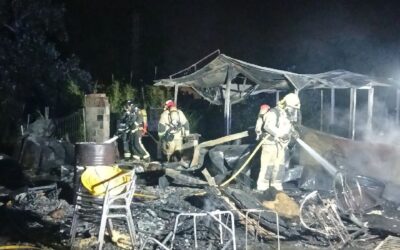 Un incendi de matinada al Prat crema dues barraques a l’antiga llera del Llobrega
