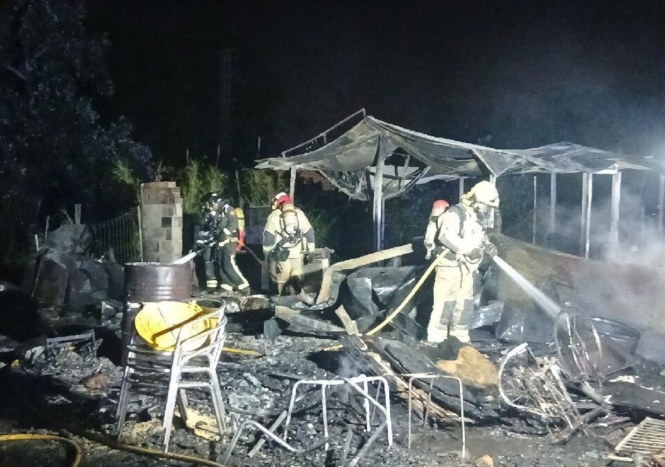 Un incendi de matinada al Prat crema dues barraques a l’antiga llera del Llobrega