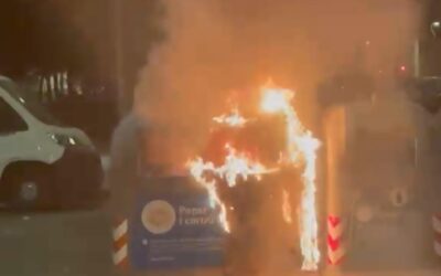 Dos incendis de contenidors de paper al Carrer Ebre mobilitzen els bombers i la policia