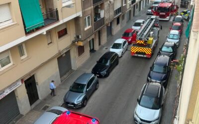Un incendi domèstic en un pis del carrer Girona mobilitza quatre dotacions de bombers