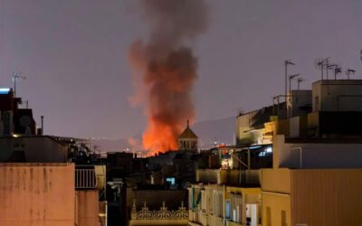 Un incendi de matolls al Prat darrere del Carrefour mobilitza els Bombers i obliga a tallar el trànsit de la B-250 i la B-20.