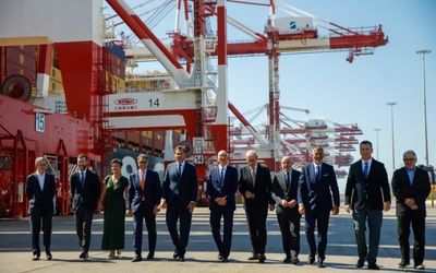 La terminal BEST del Port estrena dues noves grues gegants d’última generació