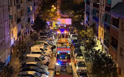 Un incendi en un àtic del carrer de Joan Miró obliga a evacuar una persona per inhalació de fum