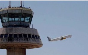 El grup de X «Controladores aéreos» denuncia una doble fallada elèctrica a la torre del Prat en plena tempesta