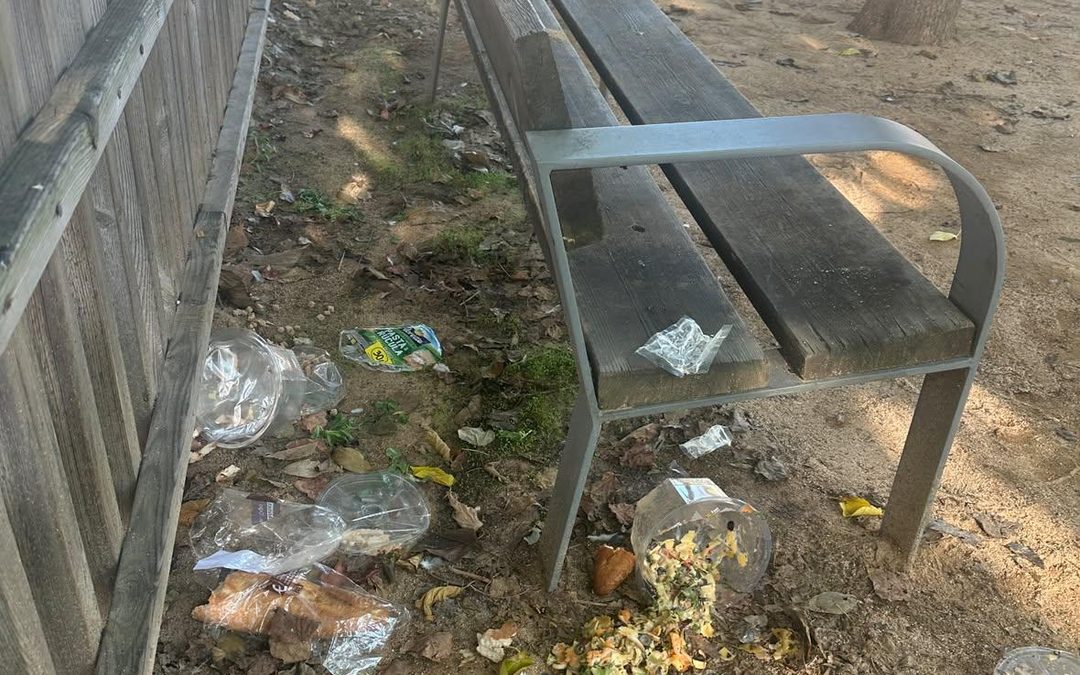 Queixes per  incivisme en un parc del Prat: deixalles acumulades a pocs centímetres de les papereres i a la zona infantil