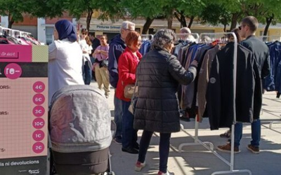 El Mercat de Roba Vintage del Prat revalida el seu èxit als Jardins de la Pau amb més de 600 peces venudes
