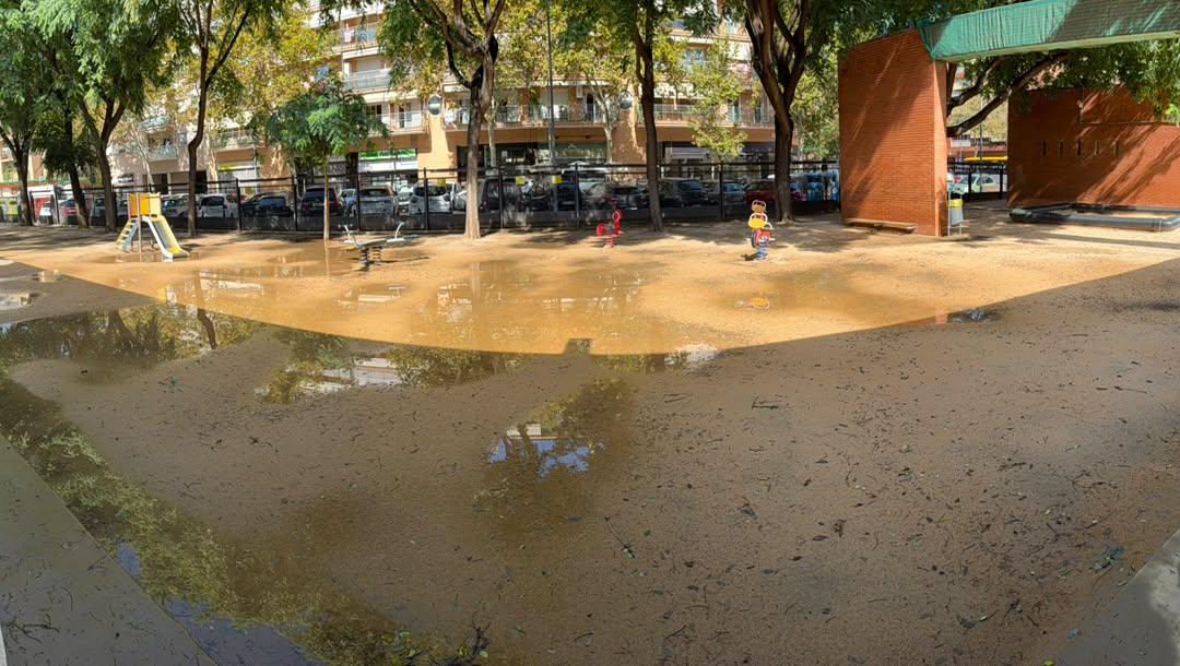 Cuando llueve, el patio de infantil de la Escola Ramon Llull desaparece