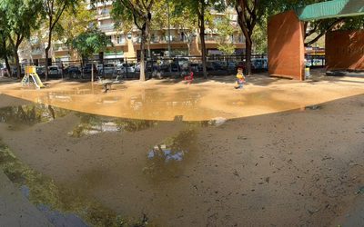 Cuando llueve, el patio de infantil de la Escola Ramon Llull desaparece