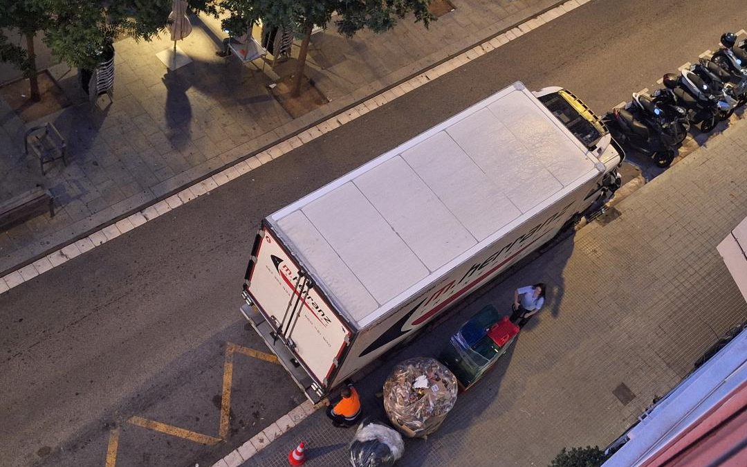 ​Vecinos de la avenida Montserrat denuncian ruidos diarios e incivismo durante las descargas matutinas de Camiones