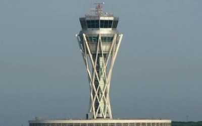 Caos i cancel·lacions massives a l’aeroport del Prat després d’un fort temporal i una nova fallada elèctrica
